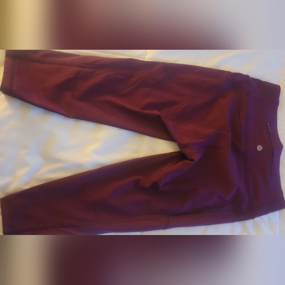 Lululemon size 6 maroon cropped leggings